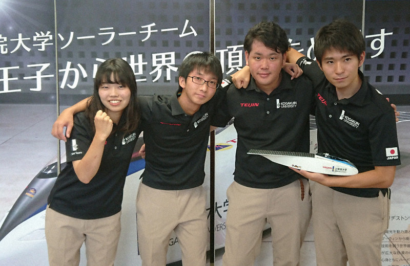 ソーラーカーの世界最高峰レースに臨むキャプテンの尾崎大典さん(右端)ら工学院大チーム=東京都八王子市役所で