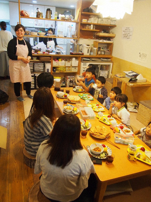 高島平団地のみんなの食堂で、みんなで食卓を囲むひと時