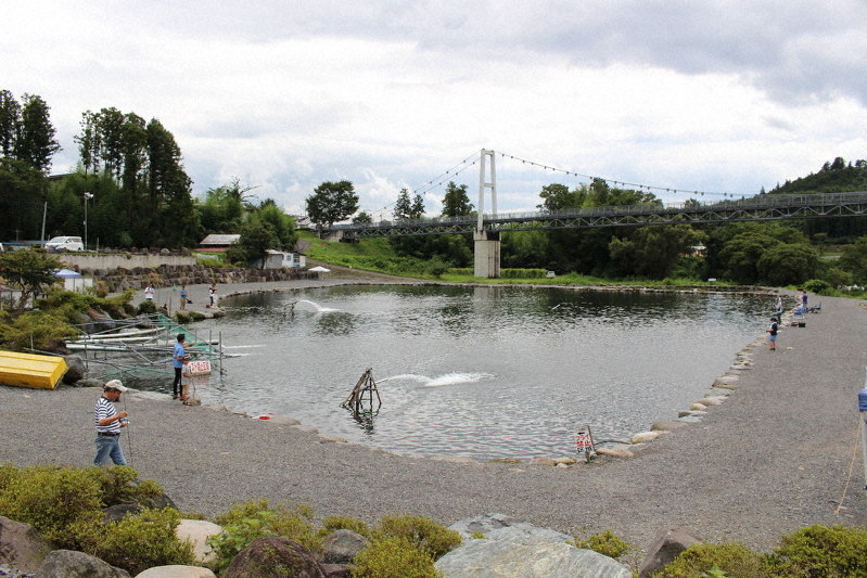ぐるっと首都圏 旅する みつける 群馬県水産試験場 ハコスチ 強い引きで太公望魅了 東京 毎日新聞