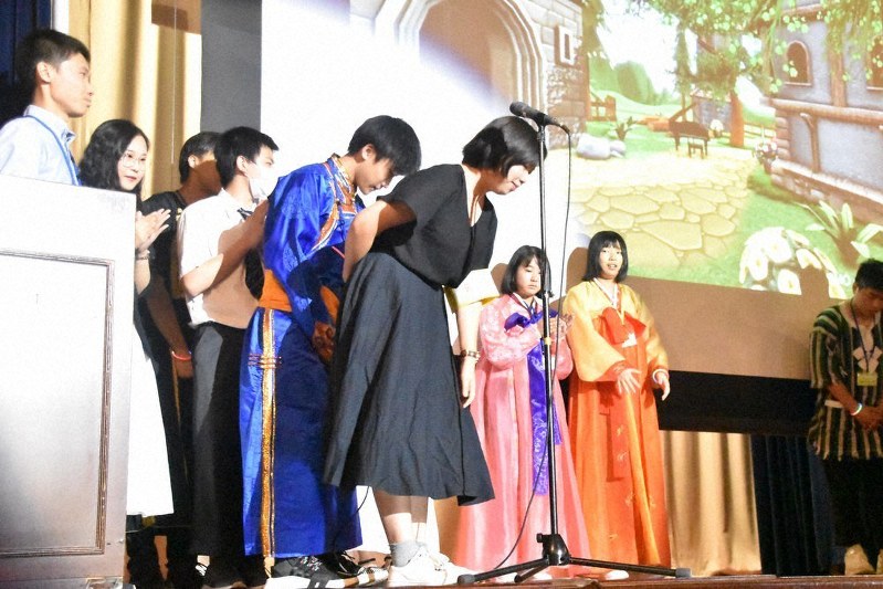 映画を製作した「中区・外国人中学生学習支援教室」の卒業生たち=開港記念会館(横浜市中区)で