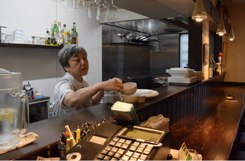 営業準備に追われる加藤三重子さん。レジの横にキャッシュレス決済用の端末機を置く予定はない=名古屋市千種区で2019年9月13日午後4時2分、町田結子撮影