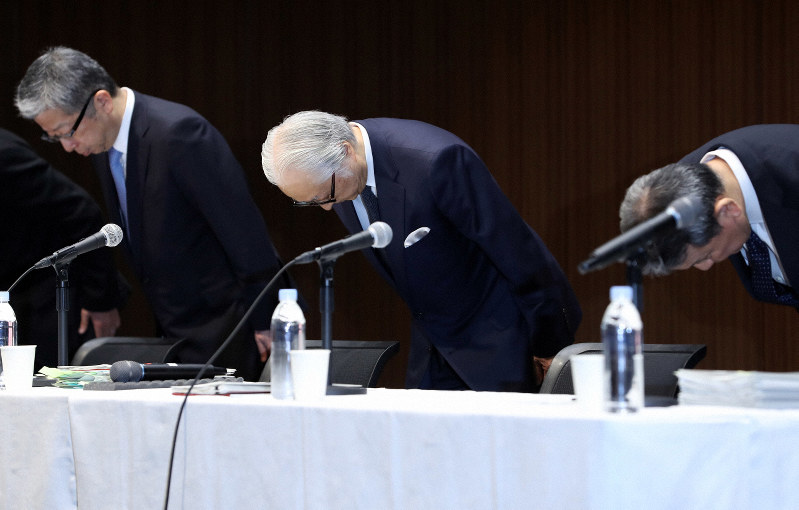 記者会見で頭を下げる(右から)かんぽ生命保険の植平光彦社長、日本郵政の長門正貢社長、日本郵便の横山邦男社長=東京都千代田区で2019年9月30日午後3時3分、小川昌宏撮影