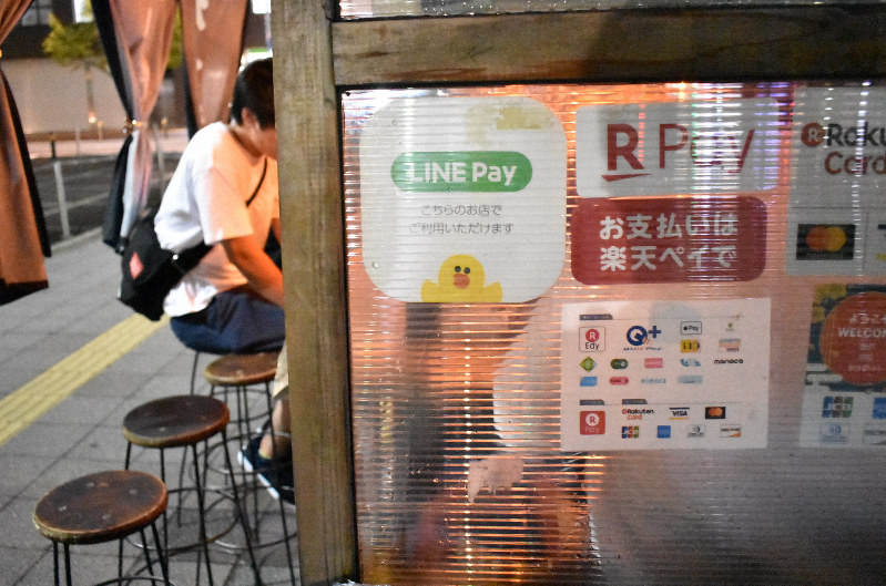 キャッシュレス化を進める屋台だが、手続きの遅れで10月1日のポイント還元に間に合わなかった=福岡市内で2019年9月27日午後9時1分、平川昌範撮影