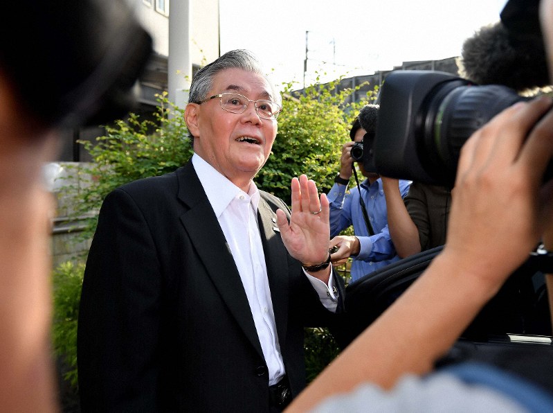 自宅を出る関西電力の八木誠会長=大阪府高槻市で2019年9月27日、山田尚弘撮影