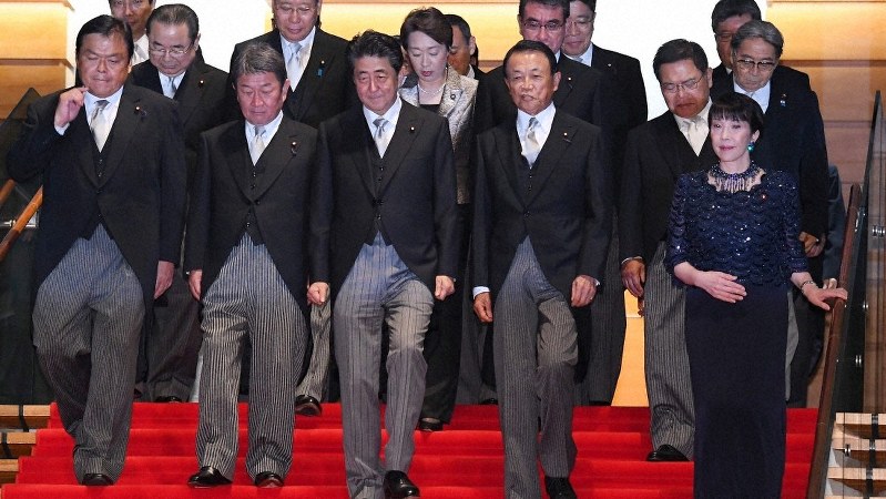 初閣議を終えて、記念撮影に向かう安倍晋三首相(手前中央)と新閣僚たち=首相官邸で2019年9月11日、北山夏帆撮影