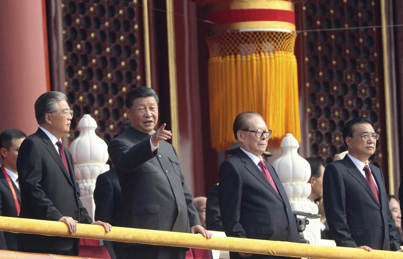 中国建国70周年の式典で天安門の楼上に立つ習近平国家主席(左から2人目)=AP、10月1日