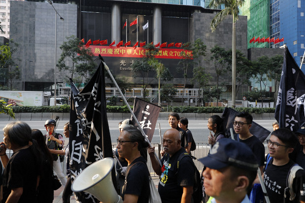 中国建国70周年の10月1日、香港ではこの日も反政府デモが行われた(AP)