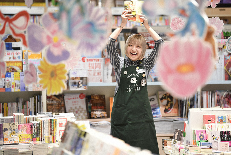 書店内でお薦めの本を手にする新井見枝香さん=東京都千代田区で、竹内紀臣撮影