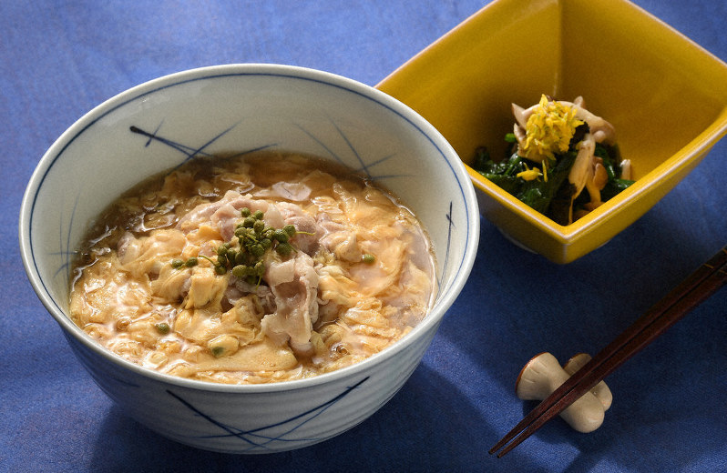 西川ヘレンのこれ食べてみて 豚と実サンショウの卵とじうどん のり風味のホウレンソウのおひたし 五感で楽しむ秋の到来 毎日新聞