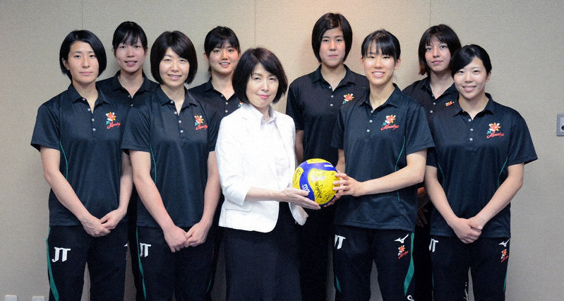 小笠原副代表にサインボールを贈呈するJTマーヴェラスの選手=大阪市北区梅田3の毎日新聞大阪本社で、谷田朋美撮影