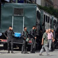 銃を手に警戒を続ける警察の部隊＝カイロで９月２７日、ロイター