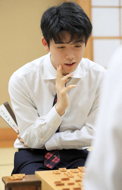 王将戦リーグ初戦で三浦弘行九段に勝ち、質問に答える藤井聡太七段=東京都渋谷区で30日、梅村直承撮影