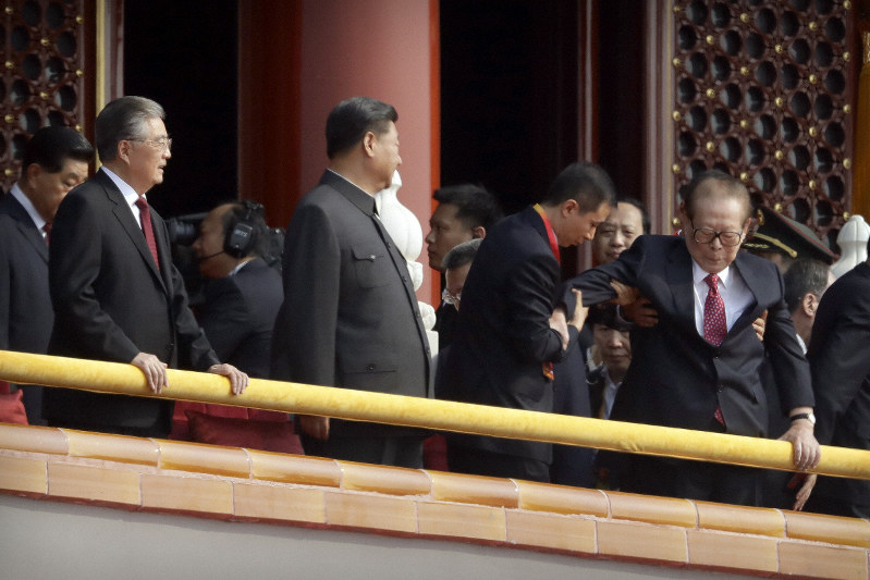 中国建国70周年式典に登場した習近平国家主席(前列左から2人目)、胡錦濤前国家主席(前列左端)、江沢民元国家主席(前列右端)=AP