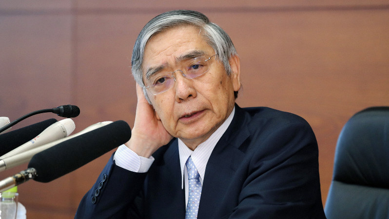 金融政策決定会合後の記者会見で質問に答える黒田東彦日銀総裁=東京都中央区で7月30日、尾籠章裕撮影