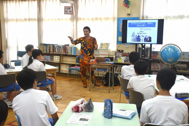 海外で働く魅力伝える 我孫子 布佐中ｏｂ 授業で体験談 千葉 毎日新聞
