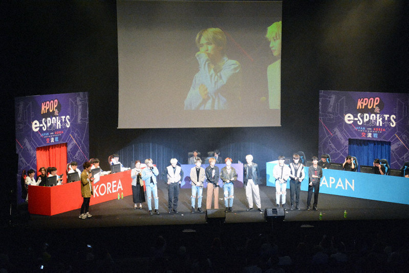 ステージであいさつするeスポーツ交流戦とD-CRUNCHのメンバーら=大阪市福島区の堂島リバーフォーラムで、中尾卓司撮影