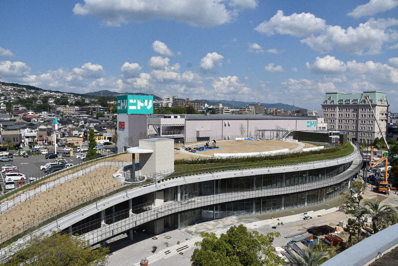 兵庫県宝塚市が建設中の市立文化芸術センター=同市武庫川町で、土居和弘撮影