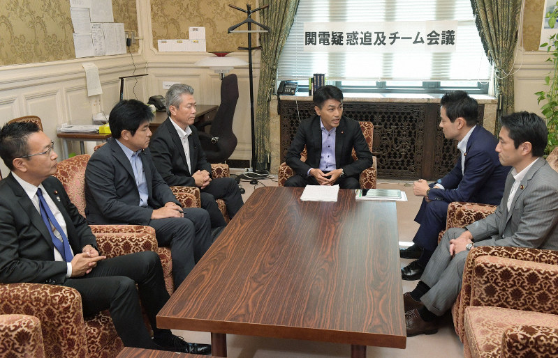 関西電力の幹部らが原発が立地する福井県高浜町の元助役から金品を受け取っていた問題について、野党による追及チームの初会合で協議する議員たち＝国会内で2019年10月2日午後3時4分、川田雅浩撮影