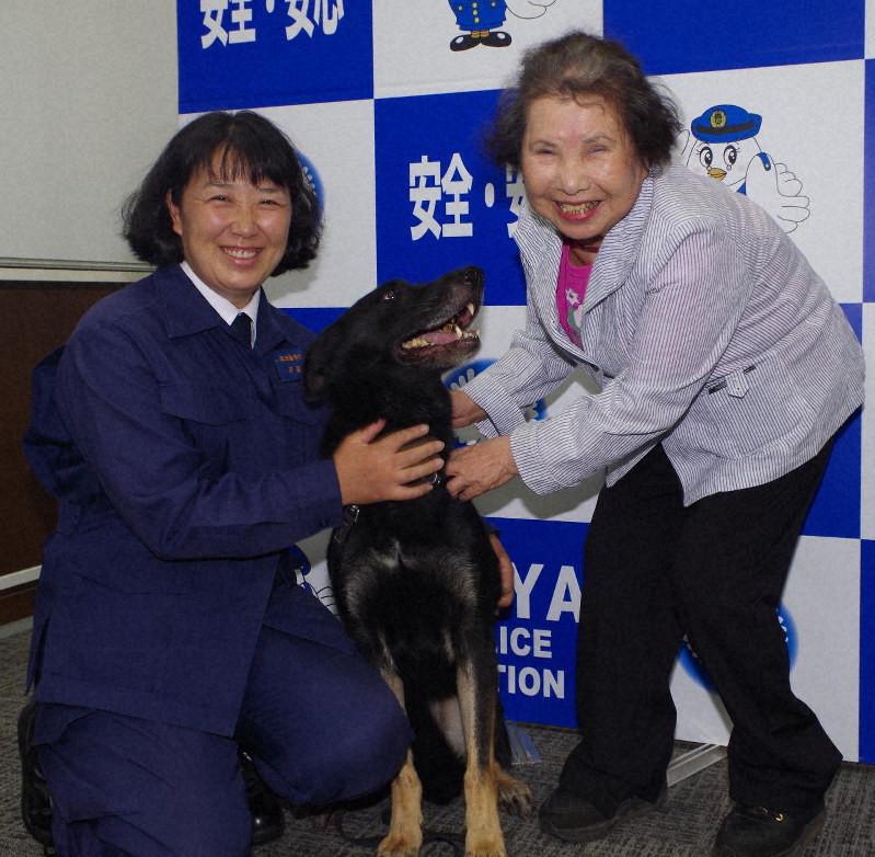 アイカ号(中央)の活躍を喜ぶ甲斐美和子さん(左)と堀内寿子さん=埼玉県警提供