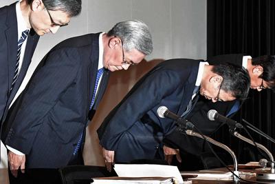 記者会見の冒頭、頭を下げる関西電力の八木誠会長（手前から2人目）と岩根茂樹社長（同3人目）＝大阪市福島区で2019年10月2日午後2時2分、平川義之撮影