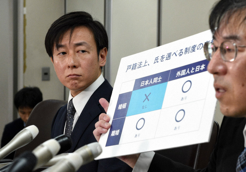 選択的夫婦別姓を求めて提訴し、記者会見するサイボウズの青野慶久社長(左)=東京都千代田区で2018年1月9日午前10時53分、丸山博撮影