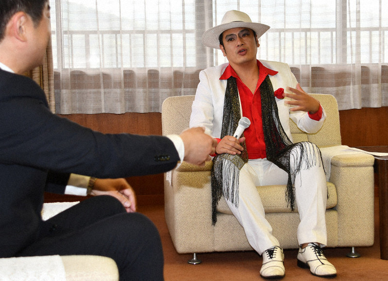 地域おこし協力隊員委嘱状交付式で、井原市長(左)に隊員としての抱負を語る、ぶるぼんさん