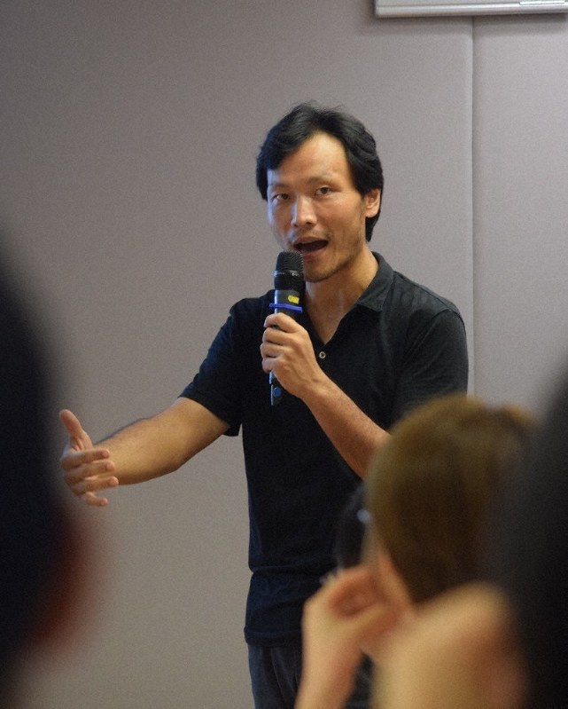 香港の大学で、映画製作のワークショップを開く映画監督、応亮さん=香港で9月11日