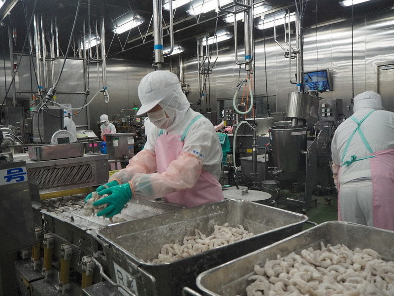 マルハニチロ新石巻工場で作業に当たる従業員=加藤美穂子撮影