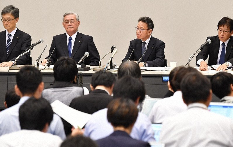 記者会見で、質問を聞く関西電力の八木誠会長(左から2人目)と岩根茂樹社長(同3人目)=大阪市福島区で2日、望月亮一撮影