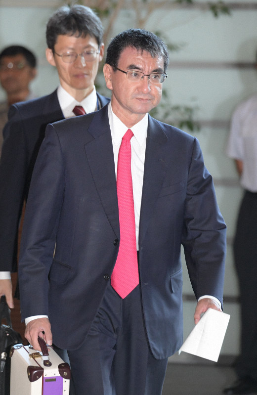 閣議に向かう河野太郎防衛相=首相官邸で2019年9月17日、川田雅浩撮影