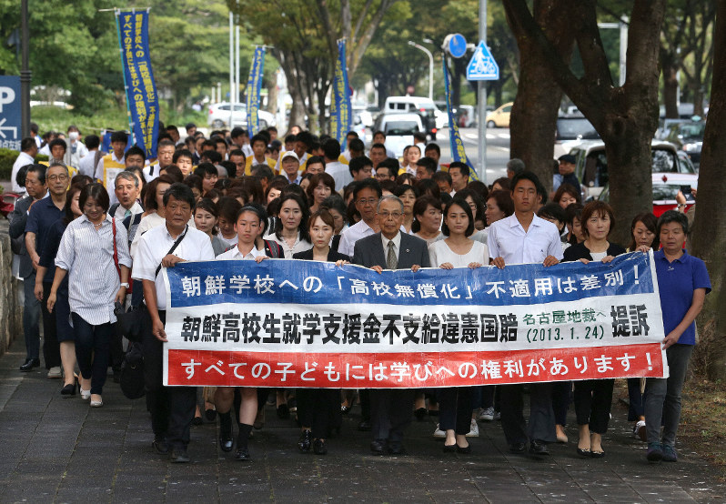 朝鮮学校無償化訴訟の控訴審判決で名古屋高裁に向かう原告の保護者や弁護士ら=名古屋市中区で2019年10月3日午後1時35分、兵藤公治撮影