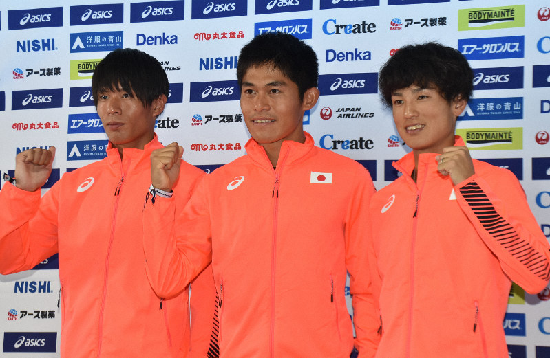 5日深夜からのレースへ向けて意気込む(左から)二岡康平、川内優輝、山岸宏貴=ドーハ市内で2019年10月3日午前9時45分、小林悠太撮影
