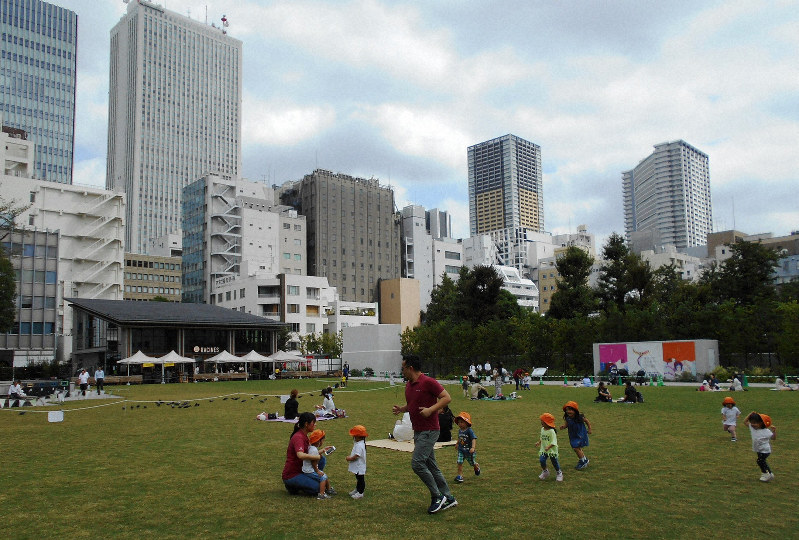 芝生やカフェがある南池袋公園は、子どもも大人も楽しめる。74年前は空襲被害者が埋葬された=東京都豊島区で2019年9月26日、栗原俊雄撮影