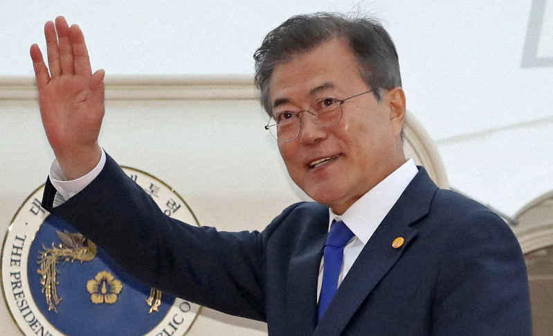 日中韓首脳会談の日程を終え羽田空港を出発する韓国の文在寅大統領=羽田空港で2018年5月9日、代表撮影