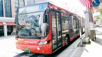 新潟市の古くからの中心市街地・古町地区を通る連節バス＝2019年8月、中村智彦撮影