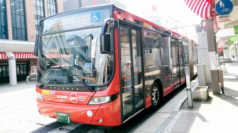 新潟市の古くからの中心市街地・古町地区を通る連節バス=2019年8月、中村智彦撮影