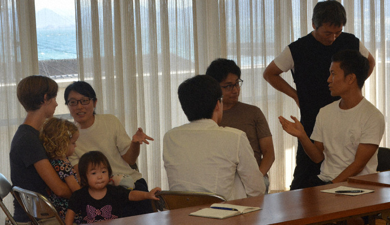 教育をテーマにした勉強会が開かれ、県内の教育関係者らと議論するシュローダーさん(左端)、西川真理子さん(左から2人目)、西川伸一さん(右から3人目)=高松市男木町の男木島で、金志尚撮影