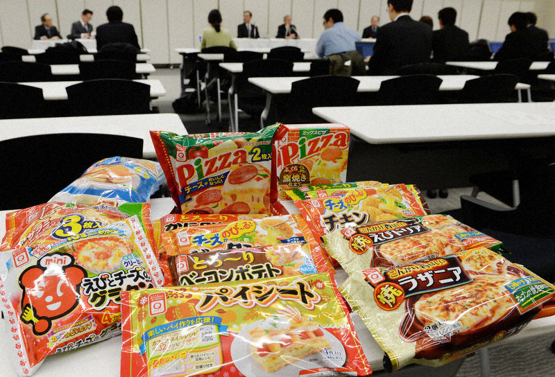 農薬混入を発表した記者会見場に並べられた冷凍食品=木葉健二撮影