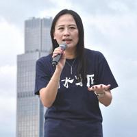 労働組合などが主催した集会で解雇の不当性を訴える施安娜さん=香港・金鐘で2019年9月3日、福岡静哉撮影