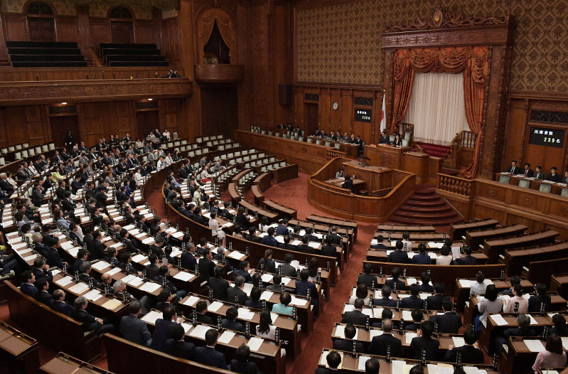 臨時国会最初の参院本会議に臨む議員たち=国会内で2019年10月4日午前10時1分、川田雅浩撮影