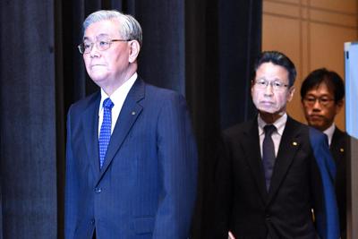 記者会見会場に入る関西電力の八木誠会長（左端）と岩根茂樹社長（中央）＝大阪市福島区で2019年10月2日午後2時1分、望月亮一撮影