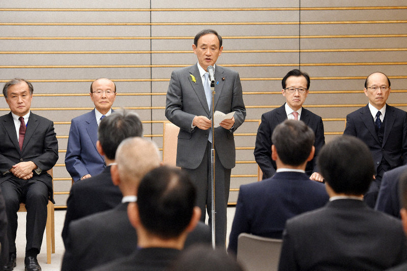 国際テロ情報集約室・国際テロ情報収集ユニット発足式で訓示を述べる菅義偉官房長官(中央)=首相官邸で2015年12月8日午後2時2分、喜屋武真之介撮影