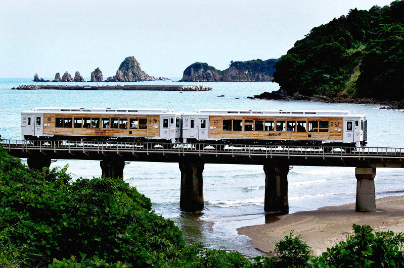 青い海と緑の森駆け抜け…日南線の観光列車「海幸山幸」10周年 | 毎日新聞