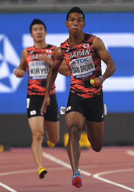 【国内即発送】 ピタリ 男子400リレー 桐生からバトンアンカーのサニブラウンに 陸上競技用具