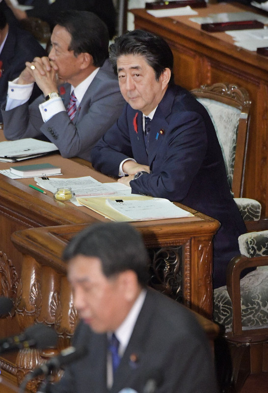 衆院本会議で立憲民主党の枝野幸男代表(手前)の代表質問を聞く安倍晋三首相(奥右)=国会内で2019年10月7日午後4時56分、川田雅浩撮影