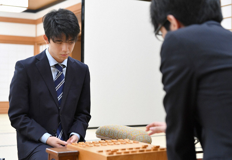 王将戦リーグ2戦目で豊島将之名人(右)の初手を見守る藤井聡太七段=大阪市福島区の関西将棋会館で2019年10月7日午前10時、山田尚弘撮影