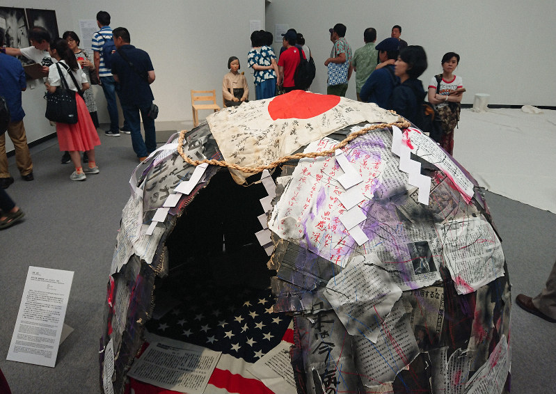 3日に中止されるまで不自由展会場に展示されていた中垣克久さんのドーム型の立体作品。奥に「平和の少女像」がある=名古屋市東区で2019年8月3日午後1時29分、山田泰生撮影