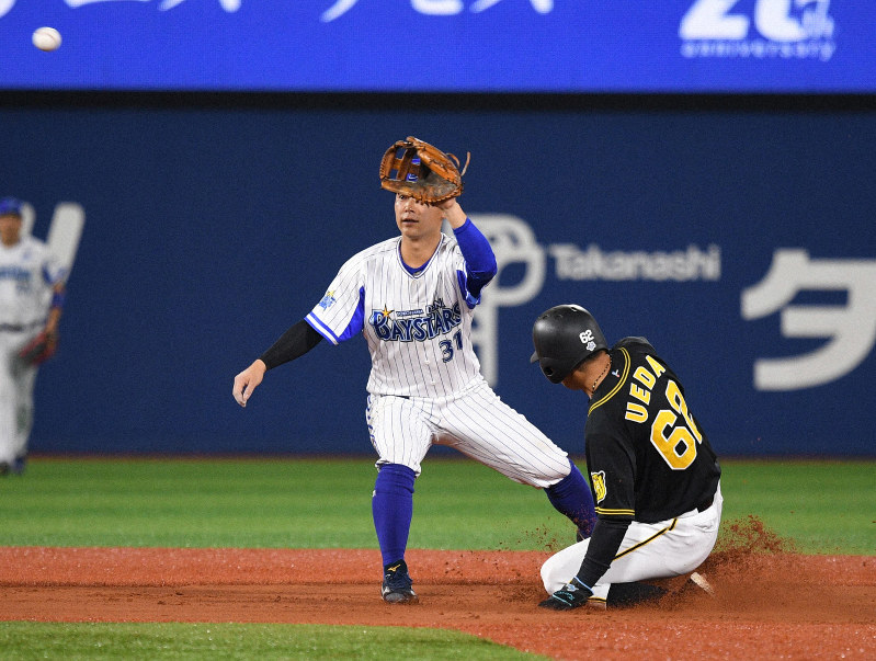 【DeNA-阪神】八回表阪神1死一塁、植田が二盗を決める=横浜スタジアムで2019年10月7日、丸山博撮影