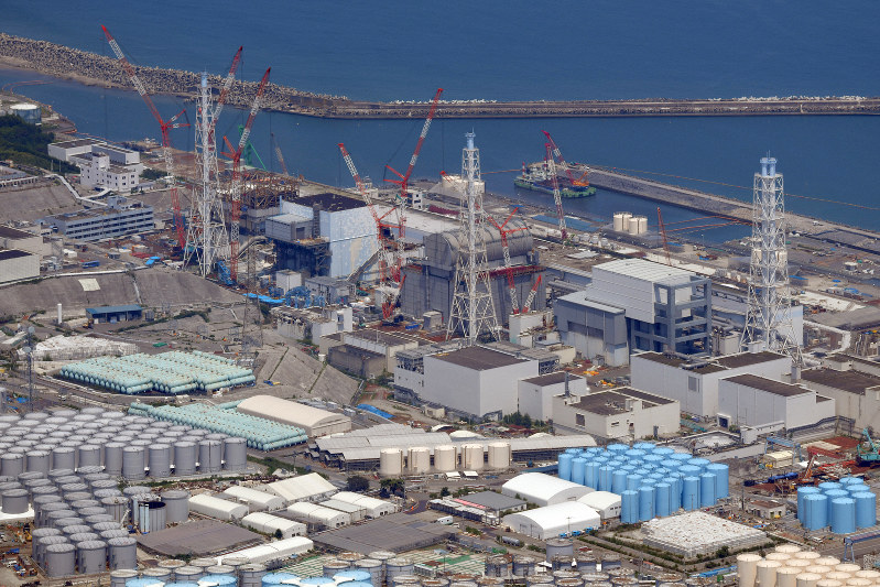 福島第1原発の敷地内に並ぶ汚染処理水貯蔵タンク(手前)=福島県大熊町で2019年(令和元年)8月1日、本社ヘリから北山夏帆撮影