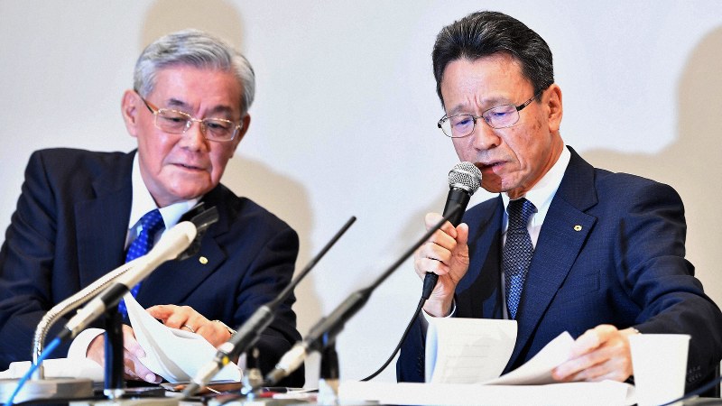 記者会見する関西電力の八木誠会長(左)と岩根茂樹社長=大阪市福島区で10月2日、望月亮一撮影